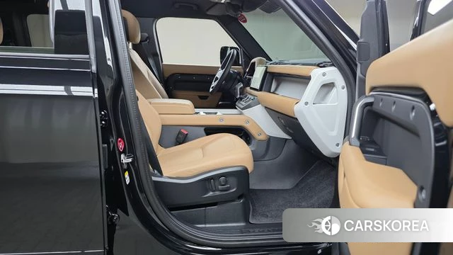 Land Rover Defender (L663) 2025 Черный из Кореи, фото 2