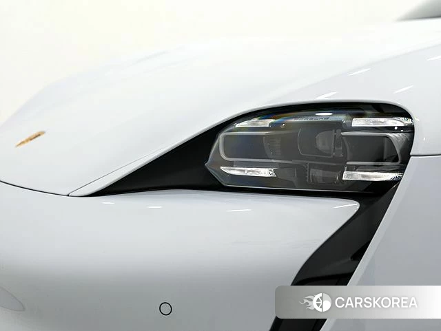 Porsche Taycan 2023 Светло-серебряный цвет из Кореи, фото 2