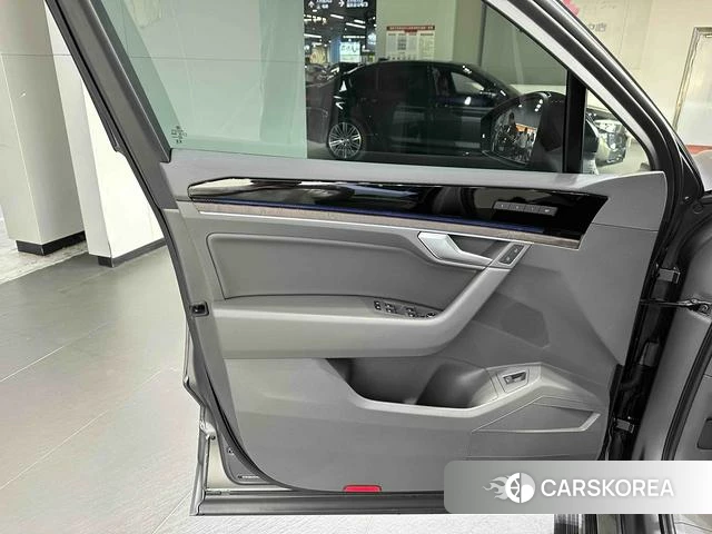 Volkswagen Touareg 2024 Темно-серый из Китая, фото 2