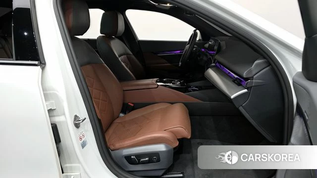 BMW 5 Series (G60) 2023 Белый из Кореи, фото 2