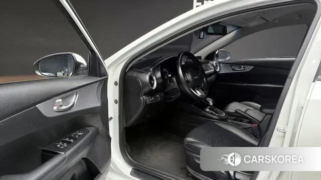 Kia The New K3 2nd generation 2021 Белый из Кореи, фото 2