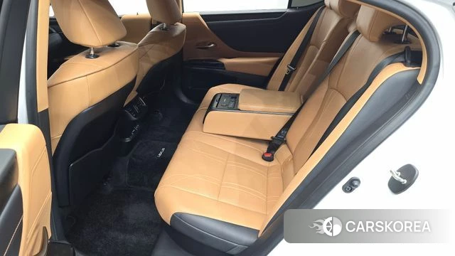 Lexus ES300h 7th generation 2023 Белый из Кореи, фото 2