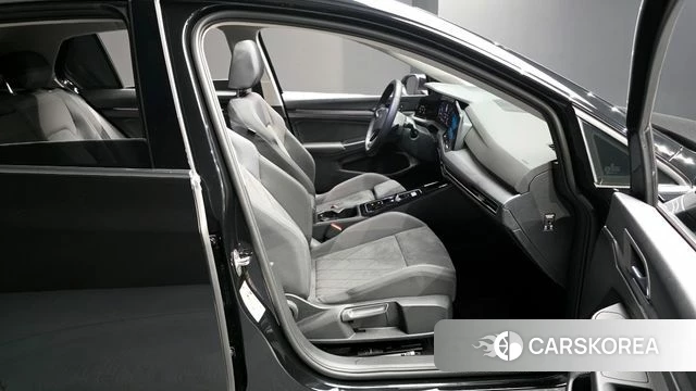 Volkswagen Golf 8th Generation 2024 Черный из Кореи, фото 2
