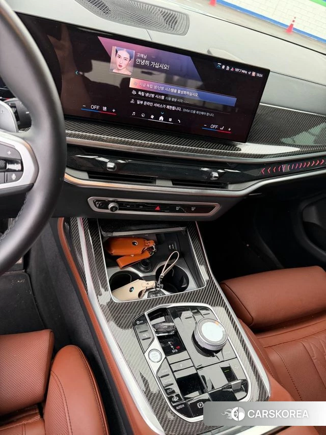 BMW X7 (G07) 2024 Светло-серебряный цвет из Кореи, фото 2