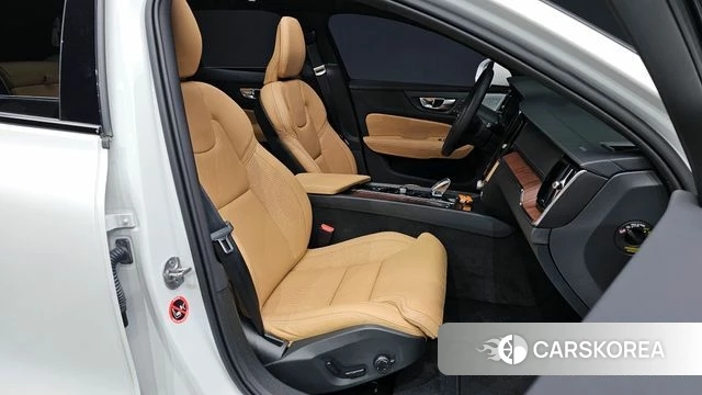 Volvo V60 Cross-Country 2nd Generation 2025 Белый из Кореи, фото 2