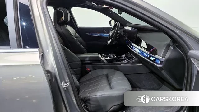 BMW 7 Series (G70) 2025 Песочный из Кореи, фото 2