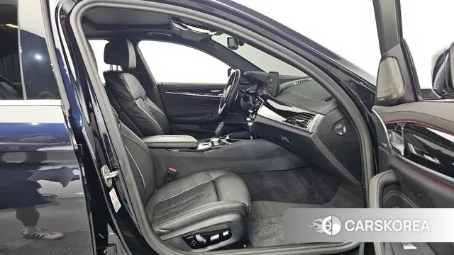 BMW 5 Series (G30) 2022 Черный из Кореи, фото 2