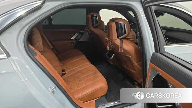 BMW 7 Series (G70) 2025 Серебристо-серый из Кореи, фото 2