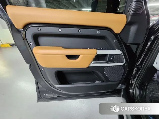 Land Rover Defender (L663) 2024 Черный из Кореи, фото 2