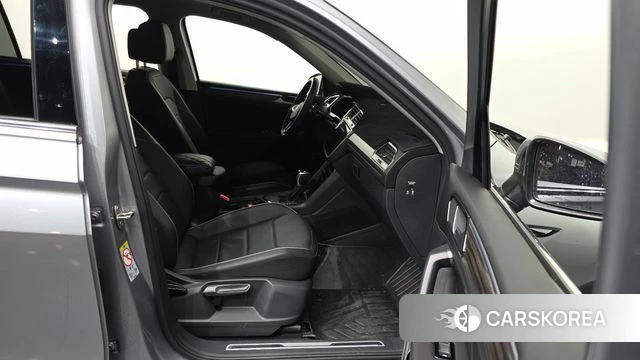 Volkswagen Tiguan Allspace 2022 Серебряный из Кореи, фото 2
