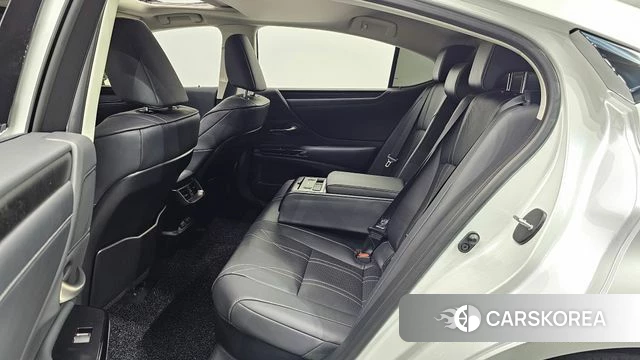 Lexus ES300h 7th generation 2023 Белый из Кореи, фото 2