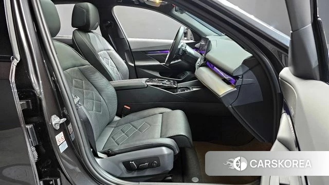 BMW 5 Series (G60) 2024 Серый из Кореи, фото 2