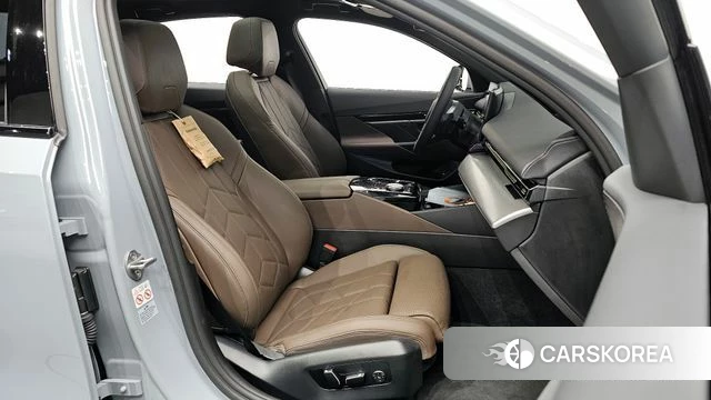 BMW 5 Series (G60) 2024 Светло-серебряный цвет из Кореи, фото 2