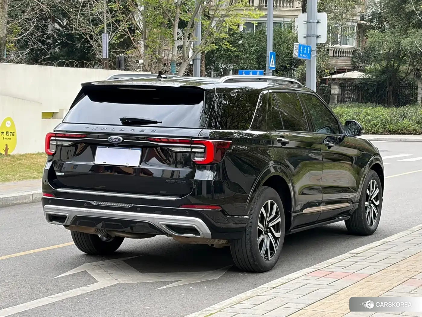Ford Explorer 2024 Черный из Китая, фото 2