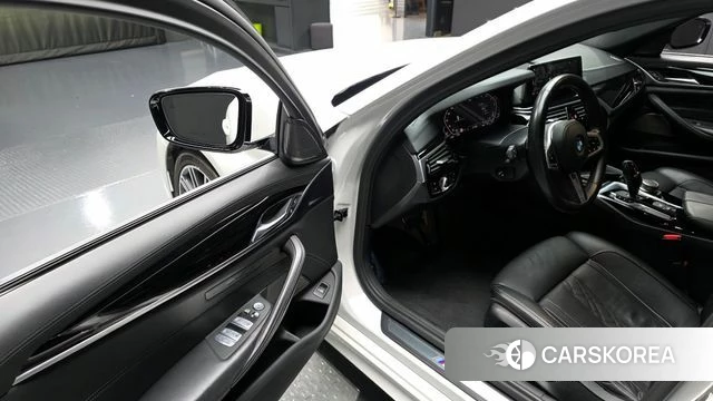 BMW 5 Series (G30) 2020 Белый из Кореи, фото 2