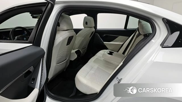 BMW 5 Series (G60) 2025 Белый из Кореи, фото 2