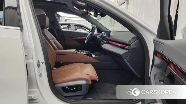 BMW 5 Series (G60) 2025 Белый из Кореи, фото 2