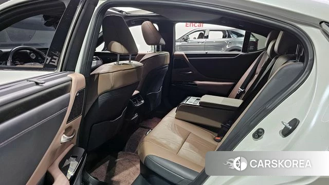 Lexus ES300h 7th generation 2022 Белый из Кореи, фото 2