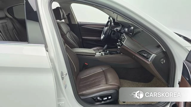 BMW 5 Series (G30) 2018 Белый из Кореи, фото 2