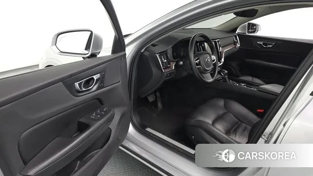 Volvo S60 3rd generation 2020 Серебристо-серый из Кореи, фото 2
