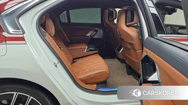 BMW 7 Series (G70) 2025 Белый из Кореи, фото 2