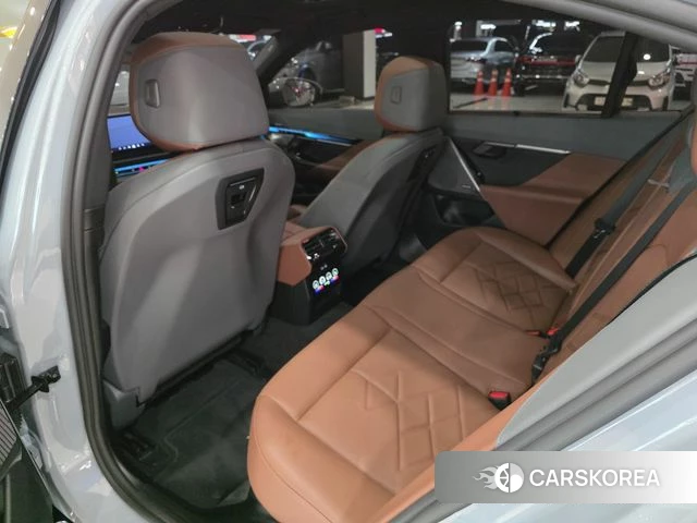 BMW 5 Series (G60) 2025 Серебристо-серый из Кореи, фото 2