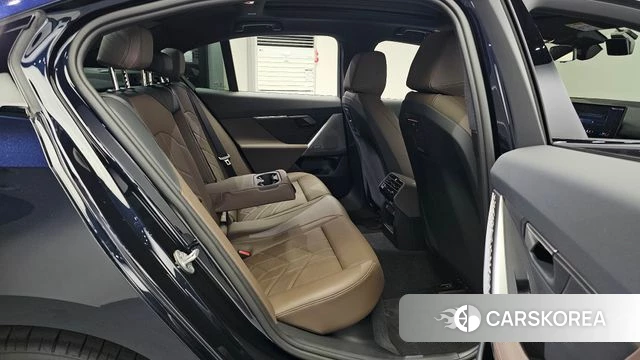 BMW 5 Series (G60) 2024 Черный из Кореи, фото 2