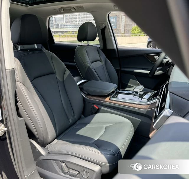 Audi Q7 2021 Черный из Китая, фото 2