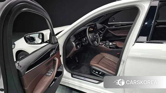 BMW 5 Series (G30) 2023 Белый из Кореи, фото 2