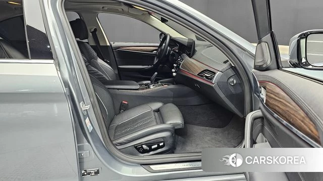 BMW 5 Series (G30) 2022 Серый из Кореи, фото 2