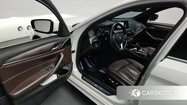 BMW 5 Series (G30) 2018 Белый из Кореи, фото 2