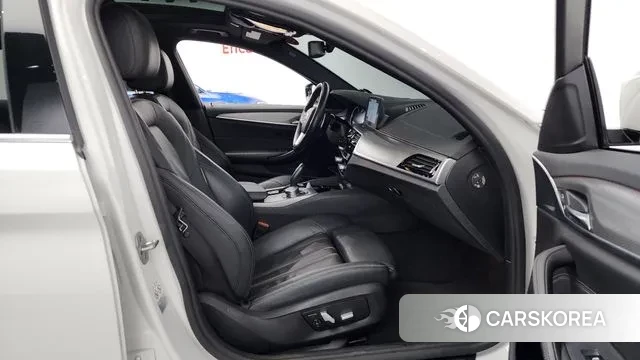 BMW 5 Series (G30) 2018 Белый из Кореи, фото 2