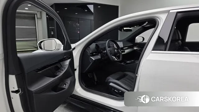 BMW 5 Series (G60) 2024 Белый из Кореи, фото 2