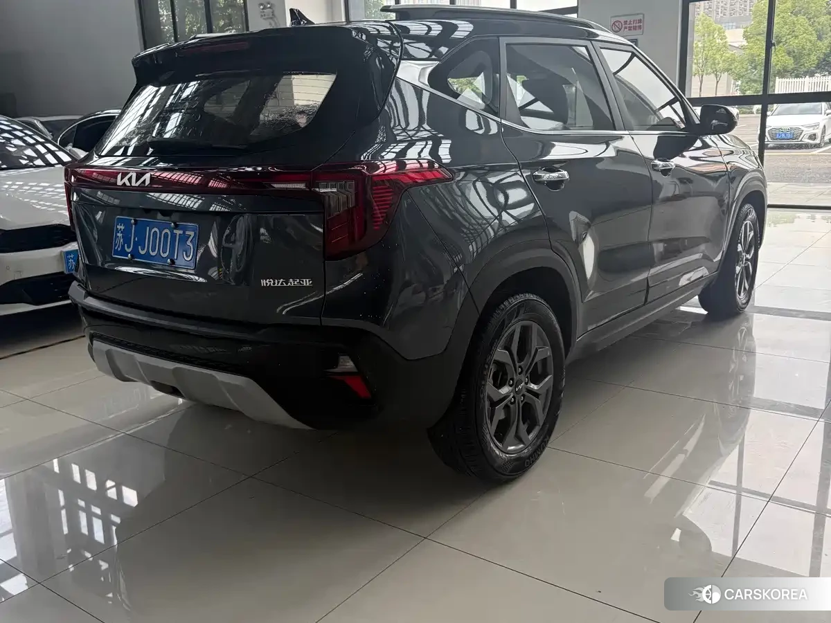 Kia Seltos 2023 Silver/gray из Китая, фото 2