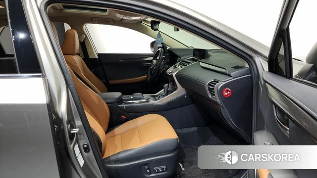 Lexus NX300h 2019 Серебряный из Кореи, фото 2