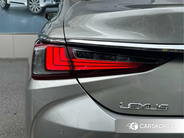 Lexus ES 2023 Серебристо-серый из Китая, фото 2