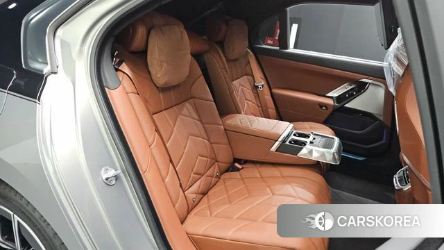 BMW 7 Series (G70) 2025 Серебряный двухцветный из Кореи, фото 2