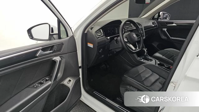 Volkswagen Tiguan second Generation 2022 Белый из Кореи, фото 2
