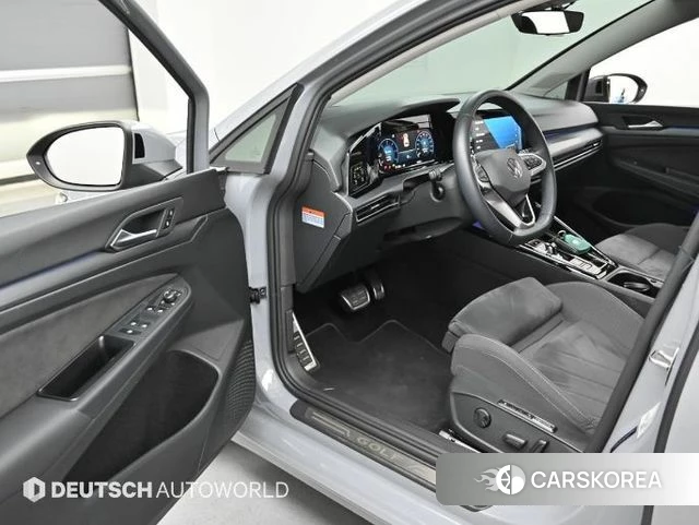 Volkswagen Golf 8th Generation 2023 Серебристо-серый из Кореи, фото 2