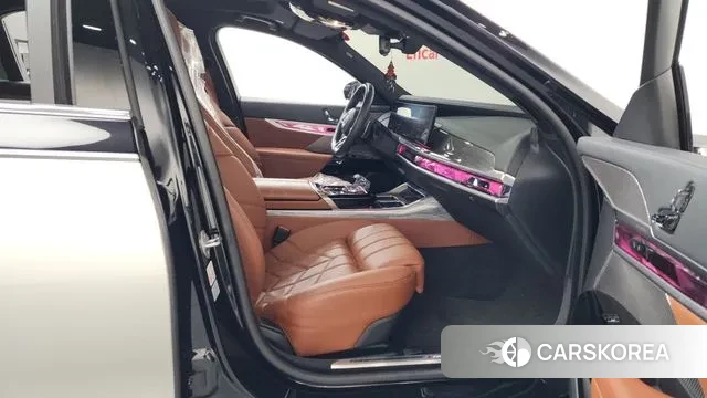 BMW 7 Series (G70) 2024 Черный из Кореи, фото 2