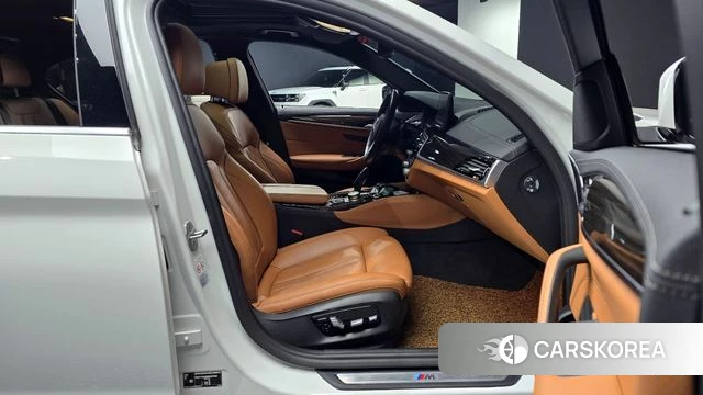 BMW 5 Series (G30) 2022 Белый из Кореи, фото 2