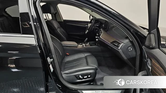 BMW 5 Series (G30) 2022 Черный из Кореи, фото 2