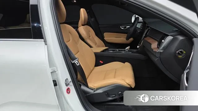 Volvo XC60 second Generation 2021 Белый из Кореи, фото 2