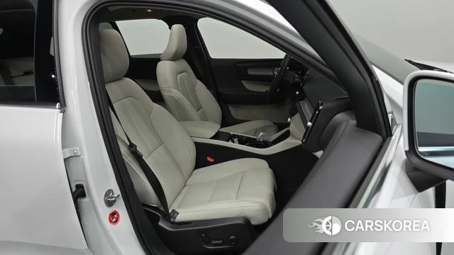Volvo XC40 2024 Белый из Кореи, фото 2