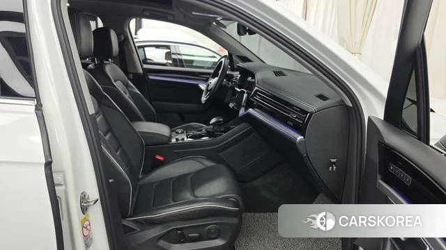 Volkswagen Touareg 3rd generation 2021 Белый из Кореи, фото 2