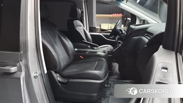 Hyundai Staria 2022 Серебристо-серый из Кореи, фото 2