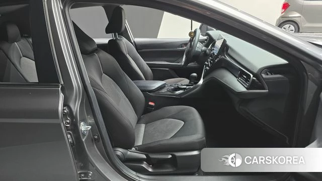 Toyota Camry (XV70) 2024 Серебристо-серый из Кореи, фото 2
