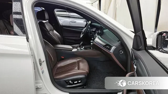 BMW 5 Series (G30) 2022 Белый из Кореи, фото 2