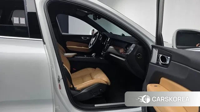 Volvo XC60 second Generation 2025 Белый из Кореи, фото 2