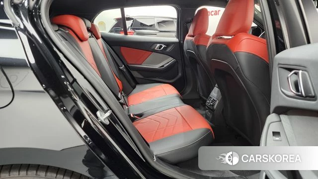 BMW 1 Series (F70) 2025 Черный из Кореи, фото 2
